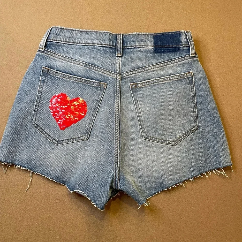 A&F Curve Love The Mom Short High Rise w Sequin Heart Size 4/27 NWT